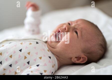 Gros plan sur la fille de bébé nouveau-né pleurant Banque D'Images