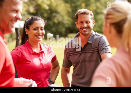 Groupe De Golfeurs Hommes Et Femmes Debout Par Buggy De Golf Sur Le Terrain Banque D'Images