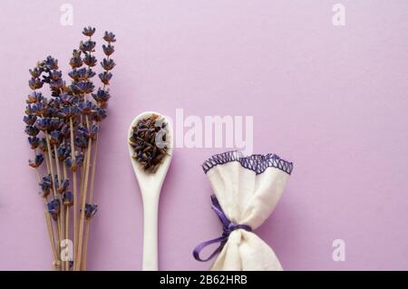 Fleurs sèches de lavande, cuillère en céramique, sachet de tissu, tisanes. Banque D'Images