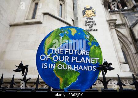 Londres, Royaume-Uni . - 27 février 2020: Un signe de campagne à l'extérieur des cours royales de justice le jour d'un appel réussi contre la décision du gouvernement d'autoriser l'expansion de Heathrow. Banque D'Images