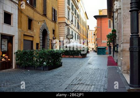 Les rues et places de Rome (presque vides) en début de matinée Banque D'Images