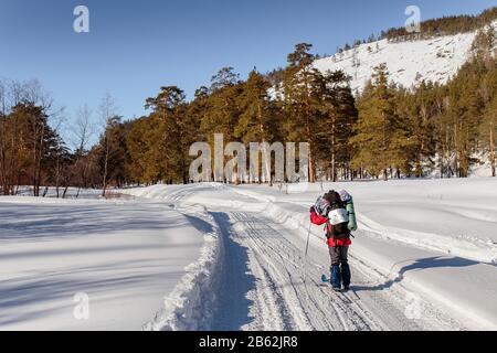 Une femme ski sur un lac gelé Banque D'Images