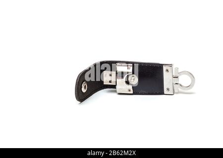 Clé USB en cuir noir isolée sur fond blanc Banque D'Images