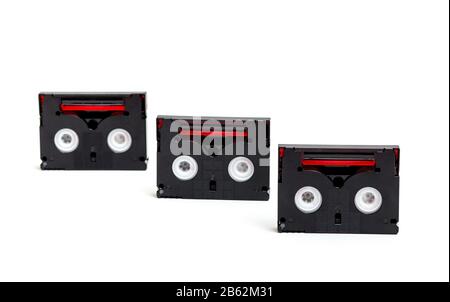 Un assortiment de cassettes mini dv isolées sur blanc Banque D'Images