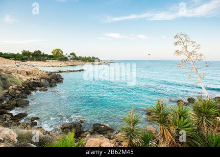 Chypre. Paysage Pittoresque Méditerranéen. Mer et ciel bleu avec nuages. Banque D'Images