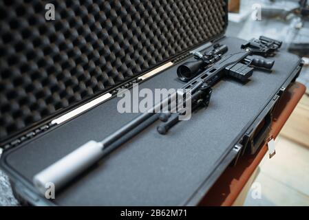Fusil à neige avec vue optique dans le cas, magasin de pistolet Banque D'Images