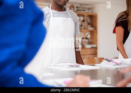 Gros Plan Sur Les Étudiants De Sexe Masculin Et Féminin Avec Planches À Découper Au Début De La Classe Cookery Dans La Cuisine Banque D'Images