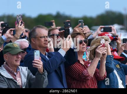 Sanford, États-Unis. 9 mars 2020. 9 mars 2020 - Sanford, Floride, États-Unis - Les Gens prennent des photos avec leur téléphone lorsque le président américain Donald Trump arrive sur la Force aérienne Un à l'aéroport international Orlando Sanford le 9 mars 2020 à Sanford, en Floride. Trump devrait participer à une collecte de fonds privée dans la région. Crédit: Paul Hennessy/Alay Live News Banque D'Images