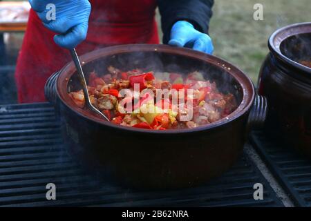 Traditionnel serbe Leskovacka Muckalica - un ragoût épicé de porc, de tomates et de poivrons préparé dans un pot d'argile Banque D'Images