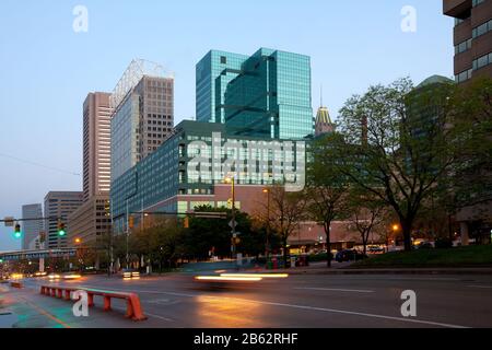 Baltimore, Maryland, États-Unis - East Pratt Street au bord de l'eau du port intérieur. Banque D'Images