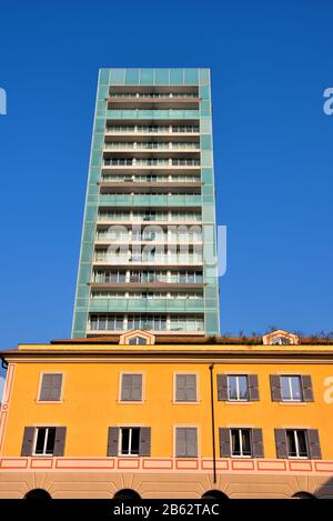 Bâtiments modernes dans le port de Savona, Italie Banque D'Images