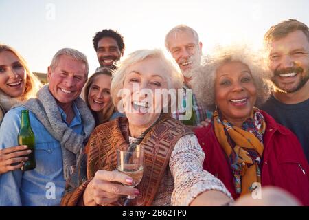 Famille Adulte De Plusieurs Générations Prenant Selfie À La Fête De La Fête De Plein Air Banque D'Images
