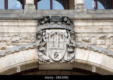 Ornements et sculptures de la Facade en gros plan avec fresques sur une tour en poudre à Prague Banque D'Images