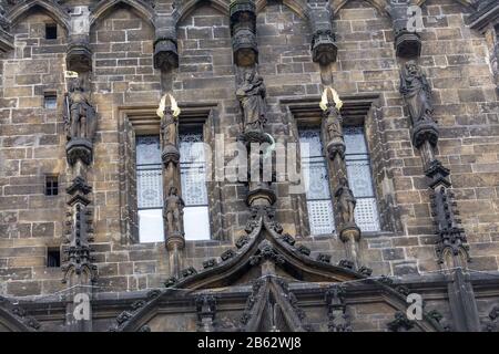 Ornements et sculptures de la Facade en gros plan avec fresques sur une tour en poudre à Prague Banque D'Images