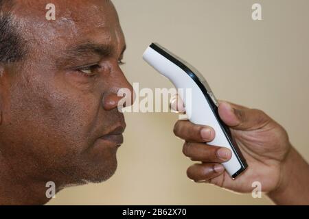 Dhaka, Bangladesh. 9 mars 2020. Un homme bangladais utilise un thermomètre infrarouge pour vérifier la température d'un visiteur qui arrive à un bureau d'entreprise à Dhaka, au Bangladesh, le 09 février 2020. Le Bangladesh a annoncé les premiers cas confirmés de coronavirus dans le pays après que trois personnes ont testé un virus infectieux positif dans la capitale Dhaka dimanche. Crédit: Suvra Kanti Das/Zuma Wire/Alay Live News Banque D'Images