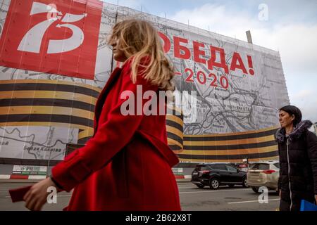 Moscou, Russie. 7 mars 2020 une immense bannière dédiée au 75ème anniversaire de la Victoire dans la Grande Guerre patriotique avec l'inscription en russe "La Victoire 1945 - 2020" sur la rue Novy Arbat dans le centre de Moscou, Russie Banque D'Images