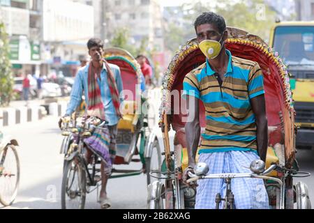 Dhaka, Bangladesh. 9 mars 2020. Extracteur de pousse-pousse bangladais Shafiqul Islam porte un masque sur sa bouche par mesure de précaution contre la propagation du nouveau coronavirus à Dhaka, Bangladesh, 09 mars 2019. Le Bangladesh a annoncé les premiers cas confirmés de coronavirus dans le pays après que trois personnes ont testé un virus infectieux positif dans la capitale Dhaka dimanche. Crédit: Suvra Kanti Das/Zuma Wire/Alay Live News Banque D'Images