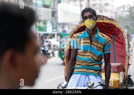 Dhaka, Bangladesh. 9 mars 2020. Extracteur de pousse-pousse bangladais Shafiqul Islam porte un masque sur sa bouche par mesure de précaution contre la propagation du nouveau coronavirus à Dhaka, Bangladesh, 09 mars 2019. Le Bangladesh a annoncé les premiers cas confirmés de coronavirus dans le pays après que trois personnes ont testé un virus infectieux positif dans la capitale Dhaka dimanche. Crédit: Suvra Kanti Das/Zuma Wire/Alay Live News Banque D'Images