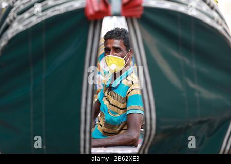 Dhaka, Bangladesh. 9 mars 2020. Extracteur de pousse-pousse bangladais Shafiqul Islam porte un masque sur sa bouche par mesure de précaution contre la propagation du nouveau coronavirus à Dhaka, Bangladesh, 09 mars 2019. Le Bangladesh a annoncé les premiers cas confirmés de coronavirus dans le pays après que trois personnes ont testé un virus infectieux positif dans la capitale Dhaka dimanche. Crédit: Suvra Kanti Das/Zuma Wire/Alay Live News Banque D'Images