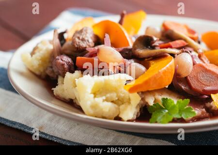 Courge au vin avec pièces TVP sur purée De Pommes De Terre. Banque D'Images