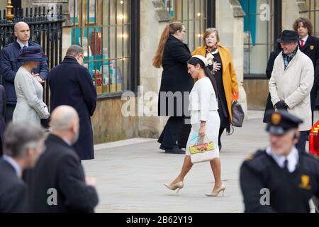 Londres, Royaume-Uni - 9 mars 2020 : le secrétaire à la maison du Royaume-Uni, Priti Patel, arrive au service de la fête du Commonwealth à l'abbaye de Westminster. Banque D'Images