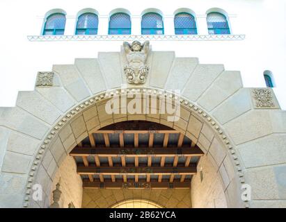 Près d'une entrée en pierre arquée avec des sculptures complexes au palais de justice historique du comté de Santa Barbara en Californie Banque D'Images