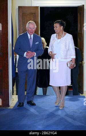 Le prince de Galles marche avec la baronne Scotland of Asthal, lorsqu'il arrive avec la duchesse de Cornwall (arrière caché) pour la réception du Commonwealth à Marlborough House, Londres le jour du Commonwealth. Banque D'Images