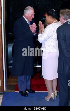 Le prince de Galles est accueilli par la baronne Scotland of Asthal, alors qu'il arrive avec la duchesse de Cornwall (arrière caché) pour la réception du Commonwealth à Marlborough House, Londres le jour du Commonwealth. Banque D'Images