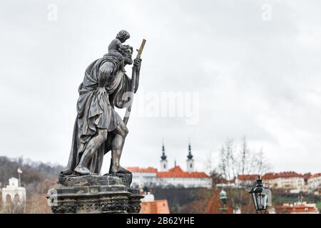 Statue de l'enfant Christus à l'épaule de saint Christopher, Patrón de Wanderers, navigateurs et voyageurs sur le pont Charles, Prague Banque D'Images