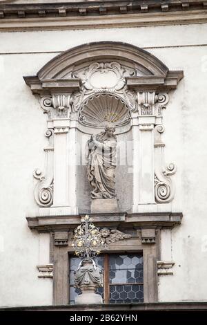 Un gros plan sur les détails de la façade décorée de sculptures à la cathédrale Saint-Salvator de Prague Banque D'Images