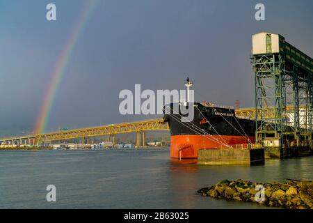 Rainbow, 2ème Narrows, Pont Commémoratif Ironworkers, Vancouver (Colombie-Britannique), Canada Banque D'Images