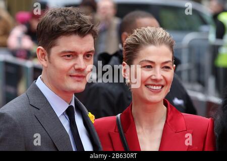 SAM Riley et Rosamund Pike assistent à la première de radioactive au Royaume-Uni à Curzon Mayfair, dans le centre de Londres, au Royaume-Uni. Dimanche 8 Mars 2020 Martin Evans/Alay Liv Banque D'Images