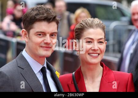 SAM Riley et Rosamund Pike assistent à la première de radioactive au Royaume-Uni à Curzon Mayfair, dans le centre de Londres, au Royaume-Uni. Dimanche 8 Mars 2020 Martin Evans/Alay Liv Banque D'Images