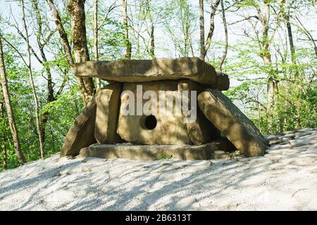 Ancienne structure mégalithique antérieure à III-IV Millennium BC-dolmen-dans la forêt de printemps. Caucase Du Nord, Russie Banque D'Images