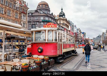 Prague, RÉPUBLIQUE TCHÈQUE - 18 MARS 2017 : café sous la forme d'un ancien tramway sur la place Venceslas. Banque D'Images