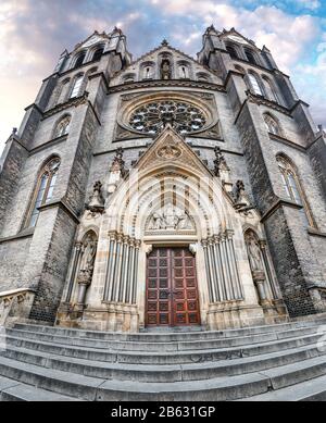 Kostel est une cathédrale gothique catholique de Saint Ludmila à Prague, en république tchèque. Banque D'Images