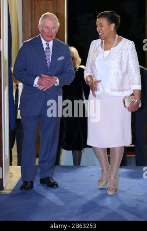 Le prince de Galles marche avec la baronne Scotland of Asthal, lorsqu'il arrive avec la duchesse de Cornwall (arrière caché) pour la réception du Commonwealth à Marlborough House, Londres le jour du Commonwealth. Banque D'Images