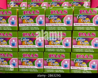 Orlando,FL/USA-3/7/20: Les kits De coloration des oeufs de Pâques Paas sur une allée d'un magasin d'alimentation Publix attendant que les clients achètent pour colorier Easter e Banque D'Images