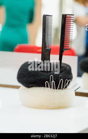 support tendance pour peignes et brosses à cheveux rondes, sur le fond du salon de coiffure Banque D'Images