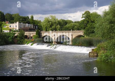 Pont à péage de Bathampton et wéir sur la rivière Avon, Bathampton, Somerset, Avon, Angleterre, Grande-Bretagne Banque D'Images