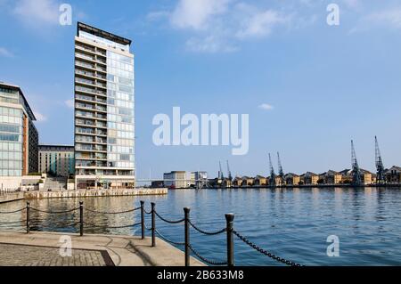 Royal Victoria Dock dans les Docklands de Londres, au Royaume-Uni, avec de nouveaux immeubles d'appartements Banque D'Images