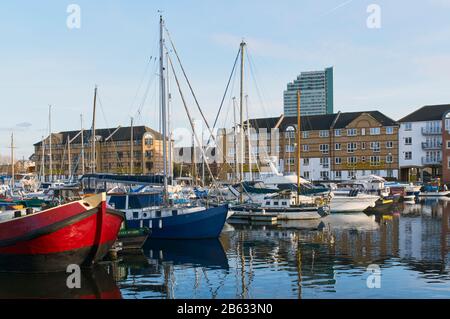 Bateaux à South Dock, Rotherhithe, dans les Docklands de Londres, Royaume-Uni Banque D'Images