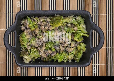 Champignons brocoli avec beurre et fromage Banque D'Images