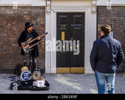 Brick Lane - London Street Musician musicien ambulant et One Man Band Hendrix Tribute Lewis Floyd Henry Banque D'Images