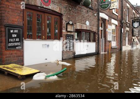 Inondation en mars 2020 de la rivière Ouse au bar Plonkers et du pub Lowther, Cumberland Street, York, Royaume-Uni. Banque D'Images