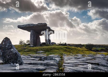 Le Dolmen de Poulnabrone est un tombeau d'âge de pierre qui marque une tombe de masse et construit avec d'énormes roches dans une formation de table Banque D'Images