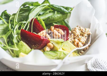 Salade verte saine avec betteraves et sarrasin vert. Concept de nourriture végétalienne saine. Banque D'Images