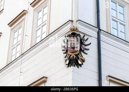 Coin de la maison avec un manteau d'armes représentant l'aigle à Prague Banque D'Images