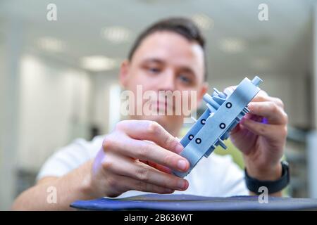 Machine techniquement professionnelle pour la numérisation et la mesure de moulures en plastique à l'aide d'un laser Banque D'Images