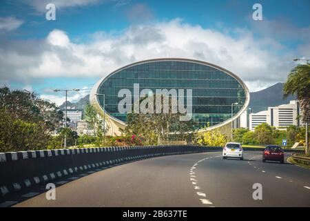 Maurice, décembre 2019 - immeuble en forme d'ellipse de la Banque commerciale de Maurice, l'une des plus anciennes banques de l'île. Banque D'Images